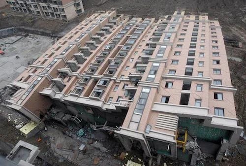 this-apartment-building-in-shanghai-fell-over-and-remained-v0-ejevj83njqt81.webp