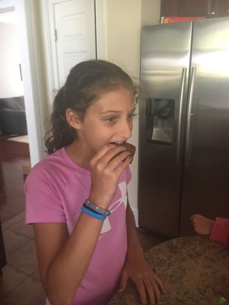 My girl trying her first kids RXBAR! She thinks it would be a great game day snack! #RXBARkidsCrowd #sponsored https://t.co/bw90vAMPxH