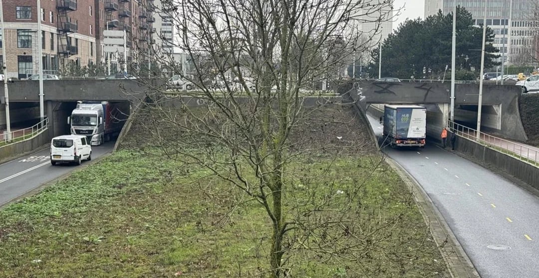 in-the-netherlands-two-trucks-got-stuck-on-opposite-sides-v0-yk9yh1pcoznc1.webp