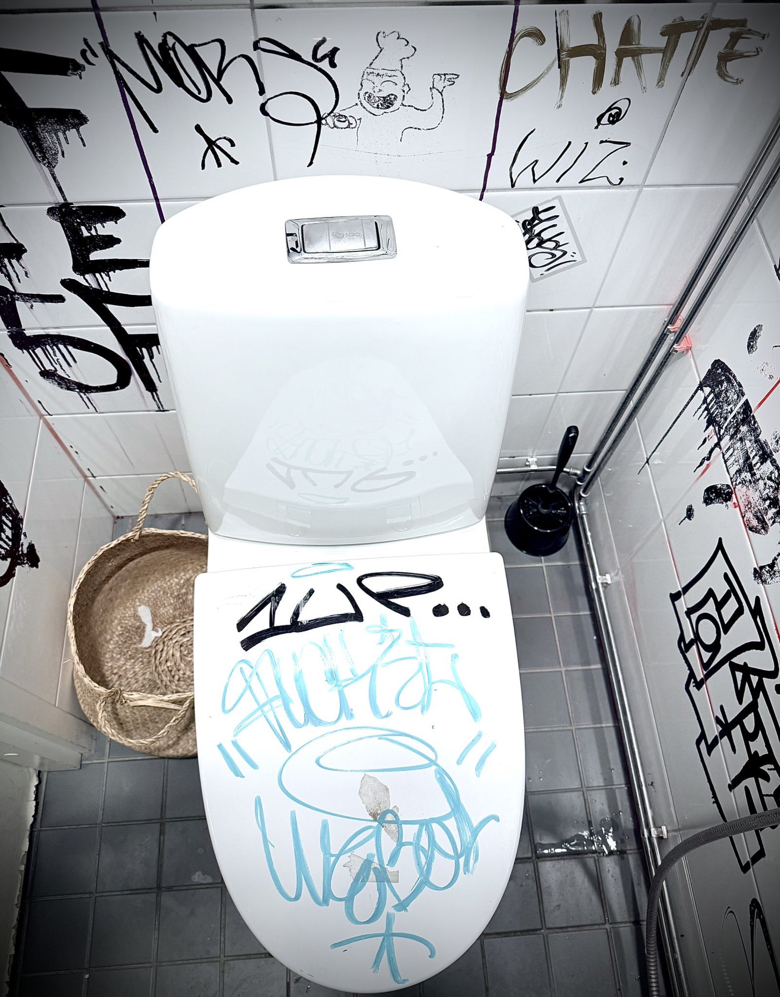 toilet bol tag